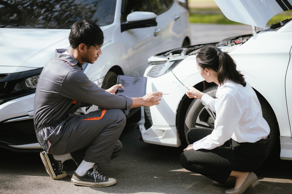 professional insurance agents discuss car policies